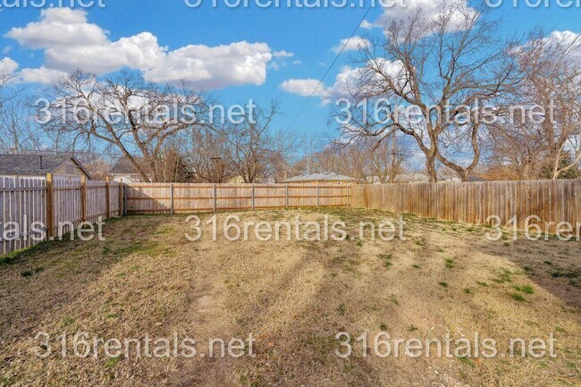 Building Photo - $850 - 1 bed 1 bath - Beautiful newly renovated Multi-family home located in Delano