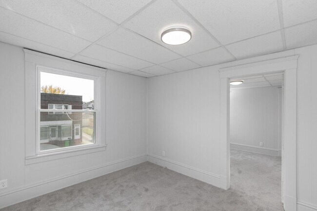 Building Photo - 205 W Cambridge St