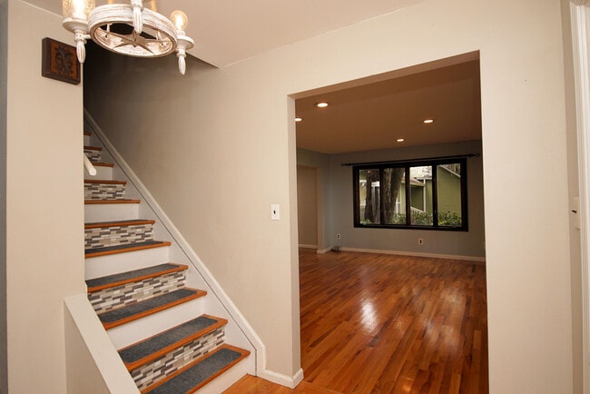 Building Photo - 223 S Bayshore Dr