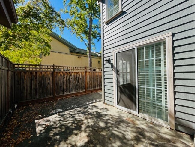Building Photo - Move-in Ready 3BD/2.5BA, Two-Story Home in Stony Brook in Downtown Danville
