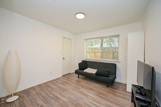 Building Photo - 5 Rock Pine Ct