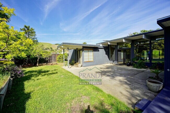 Building Photo - 955 Las Ovejas Ave