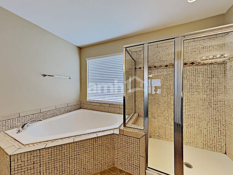 Building Photo - 1048 Oakhall Dr