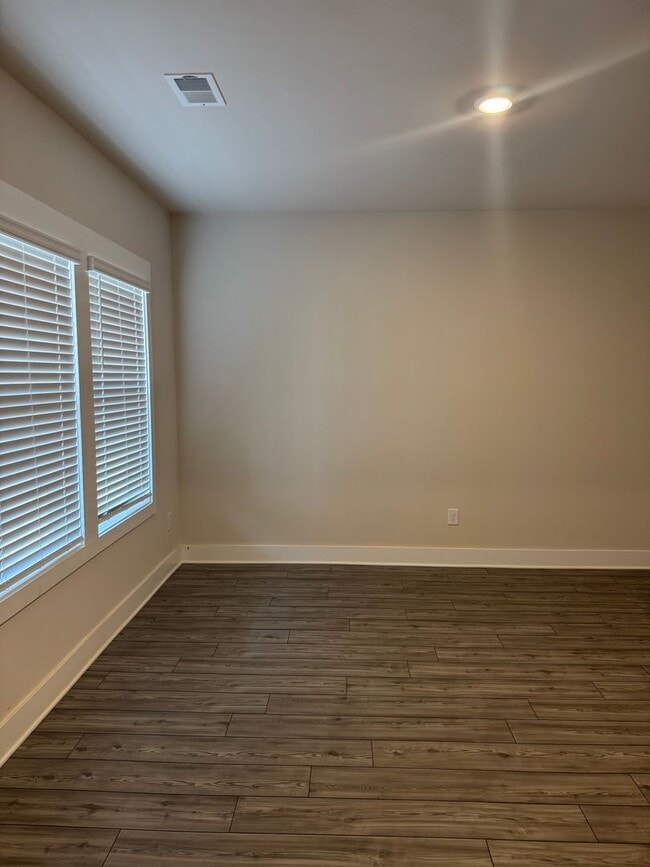 Building Photo - Great Price and location!