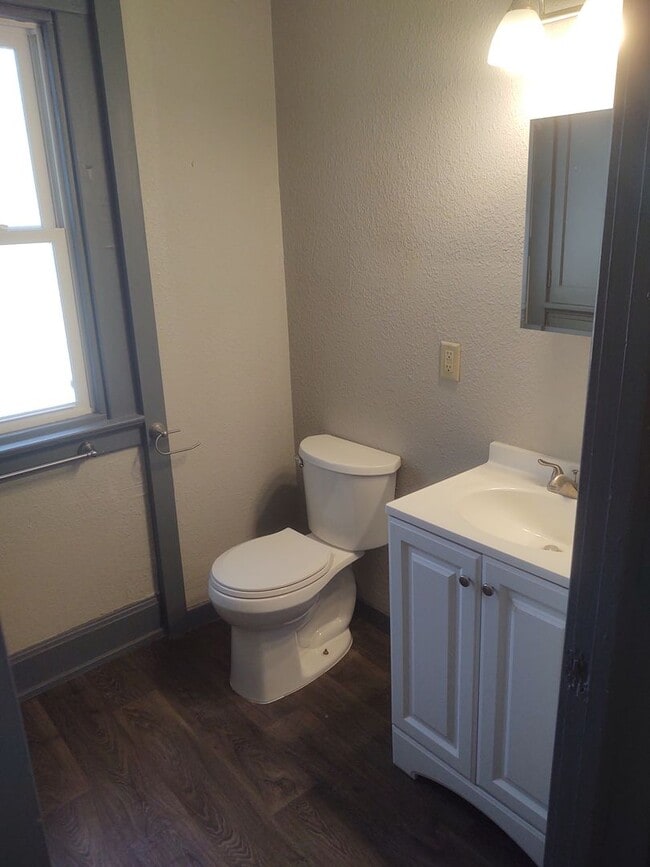 Building Photo - 611 N Perry St