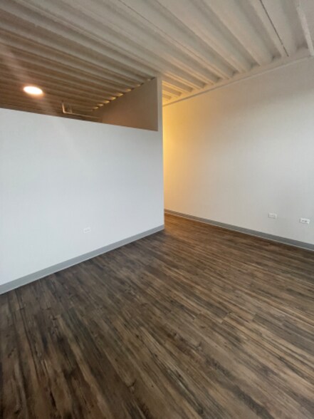 Building Photo - 3917 N Sheridan Rd