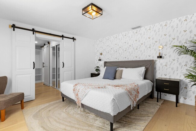 Building Photo - 2862 NE 35th Ct