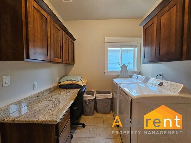 Building Photo - Fully Furnished 2BR/2BA Home in Central Point
