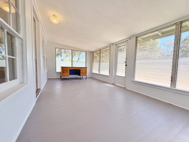 Building Photo - *** Move in special, 50% off first month's...