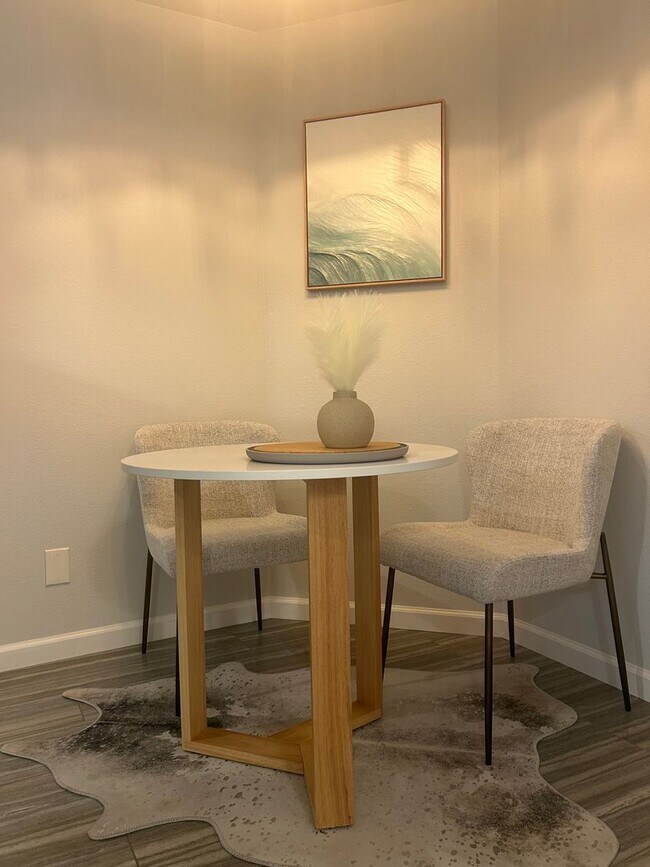 Building Photo - 2 Bed 2.5 bath townhome located on the golf course!