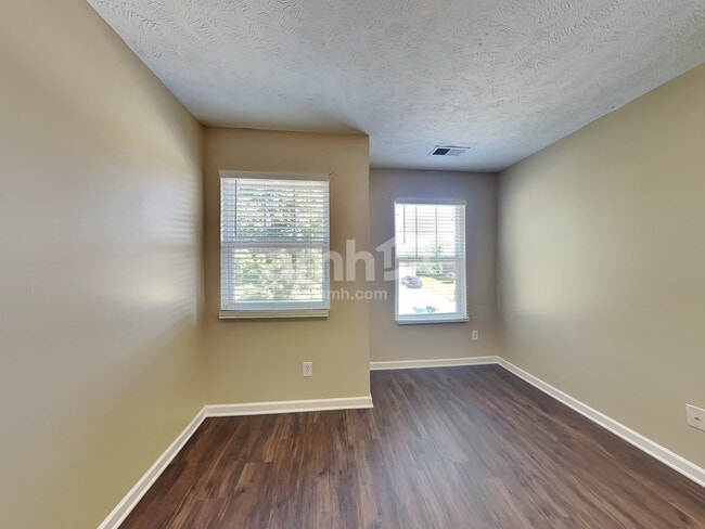 Building Photo - 2853 Park Knoll Dr