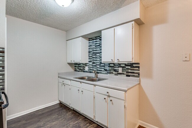 Building Photo - Best Value 2BR in Moore - $99 Move in Special!