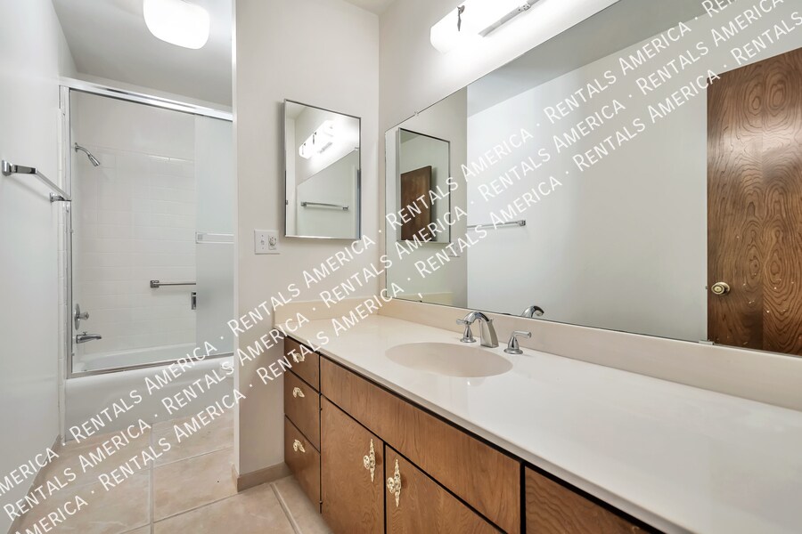 Building Photo - 3650 E Quenton Dr