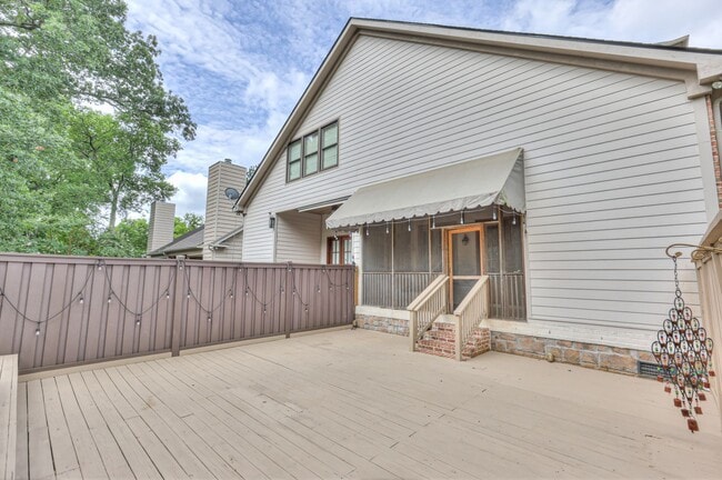 Building Photo - Stunning Executive Townhome in the Heart o...