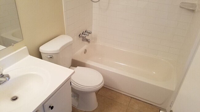 Building Photo - End Unit townhouse in established Frederick neighborhood ready for you!