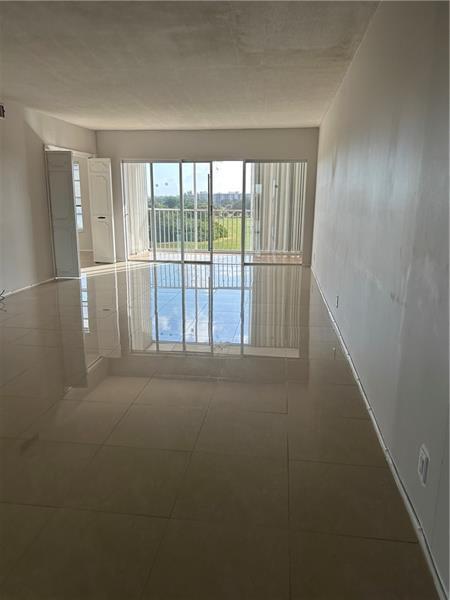 Building Photo - 3300 N Palm Aire Dr