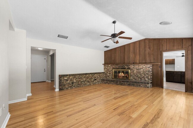 Building Photo - Spacious Pool Home in Desirable NW Gainesville