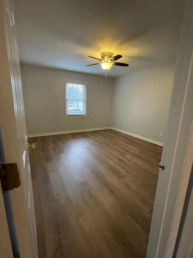 Building Photo - 2 bedroom, 1 bath apartment in small compl...