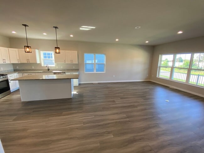 Building Photo - 4 bed, 3.5 Bath Single Family Home (Middle...