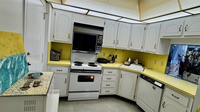 Building Photo - 1865 S Ocean Dr