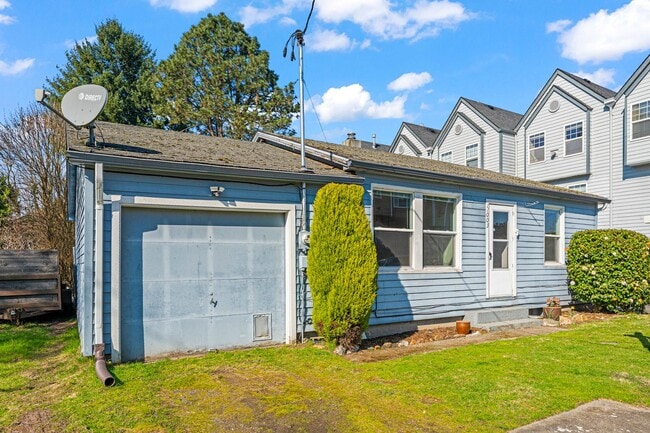 Building Photo - Rare 2 bedroom 1 bath HOUSE by Columbia River Marina!