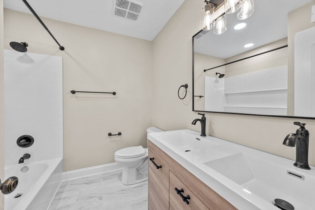 Building Photo - 425 W 8th St