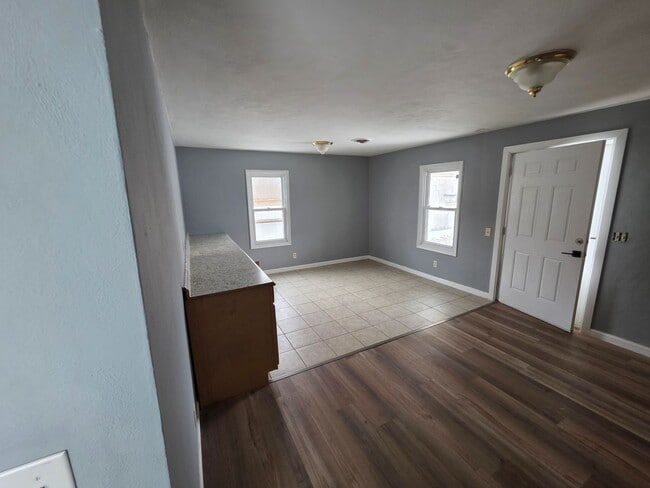 Building Photo - 2 bed, 1 bath in quiet East Alton neighborhood!