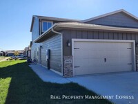 Building Photo - 3 Bedroom 2.5 Bathroom Single Family Townh...