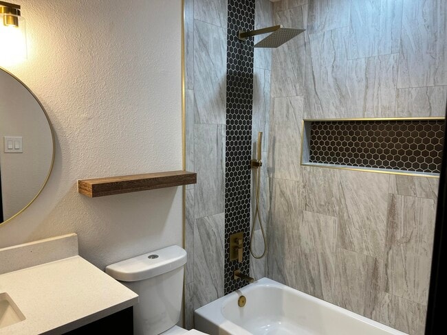 Building Photo - 905 La Charles Dr NE