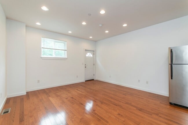 Building Photo - 1632 N Sydenham St