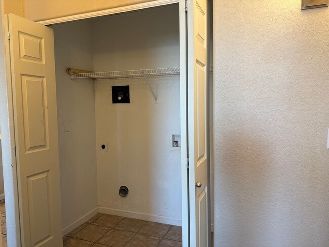 Building Photo - 2 Bedroom Condo Minutes to Ft. Carson