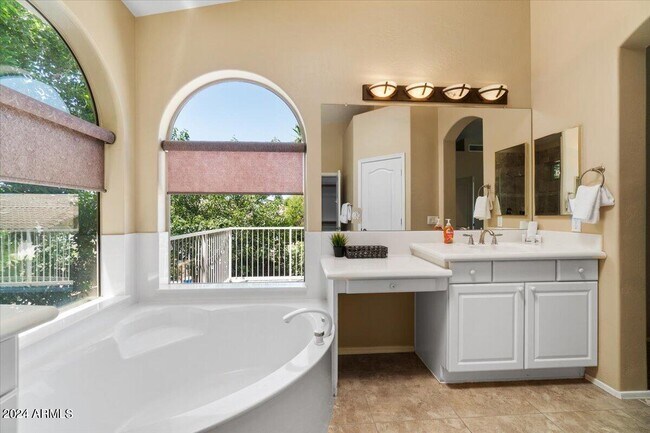 Building Photo - 5512 E Campo Bello Dr
