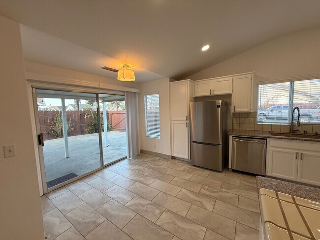 Building Photo - Single story with 3-car Garage!!