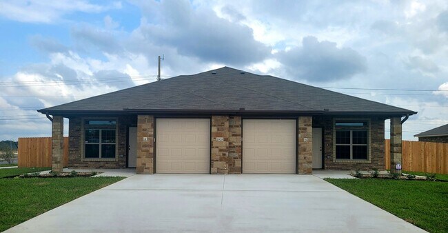 Building Photo - 1909-B Caspian Trail - Move in Ready!