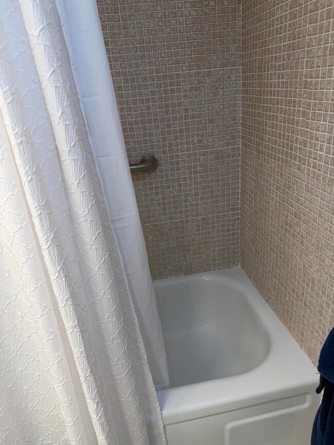 Building Photo - 3062 Ainslie Dr