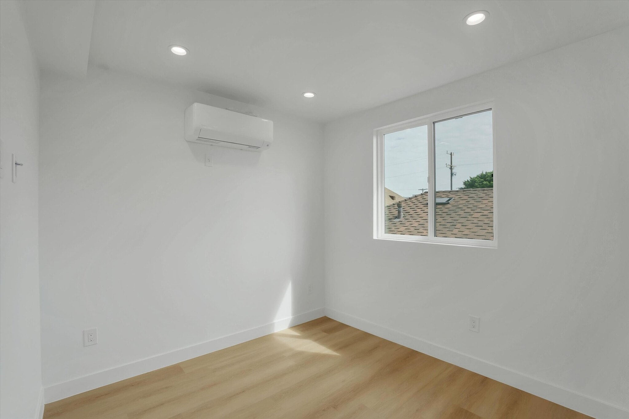 Building Photo - 2116 E 2nd St