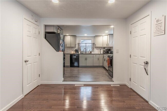 Building Photo - 215 Francis St