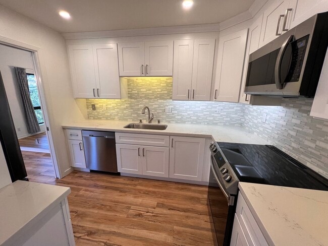 Building Photo - RENOVATED TWO BEDROOM TWO AND HALF BATH CO...