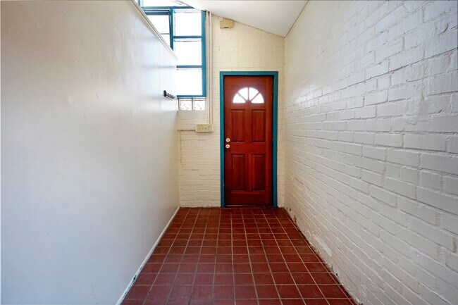 Building Photo - Coming Soon - Charming, Spacious 1Bdrm/1Ba...