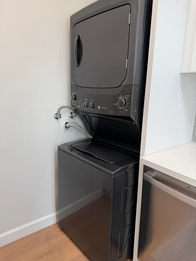 Building Photo - 544 8th St