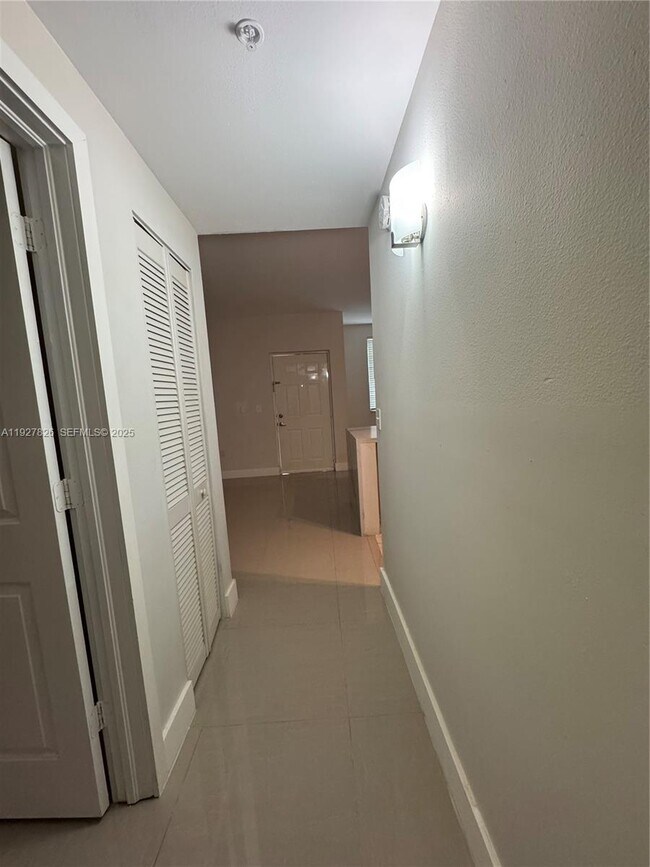 Building Photo - 8000 N Nob Hill Rd