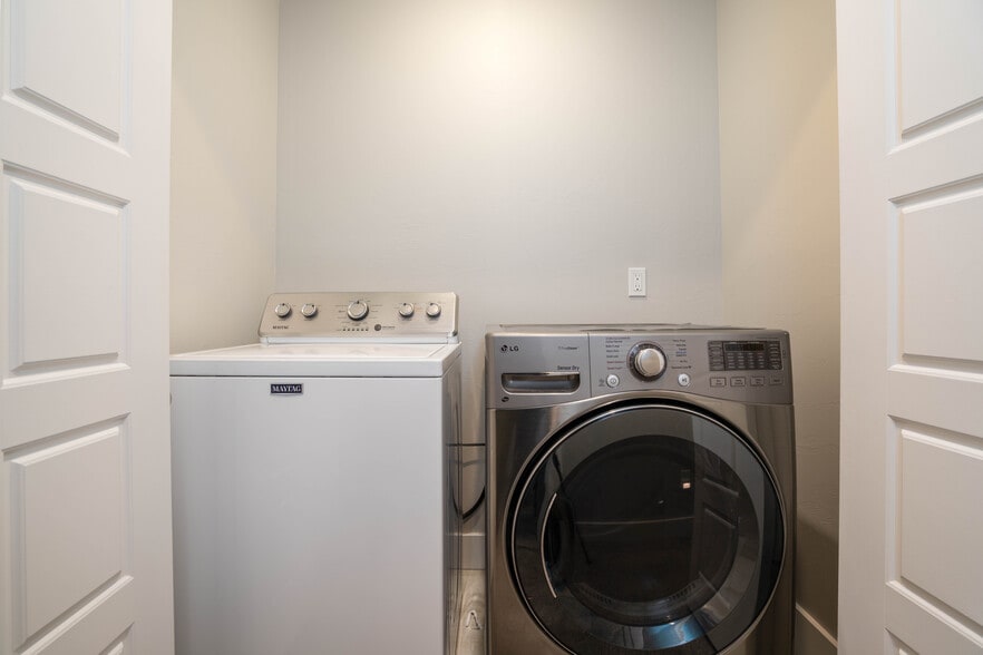 Building Photo - 1403 Happy Ln