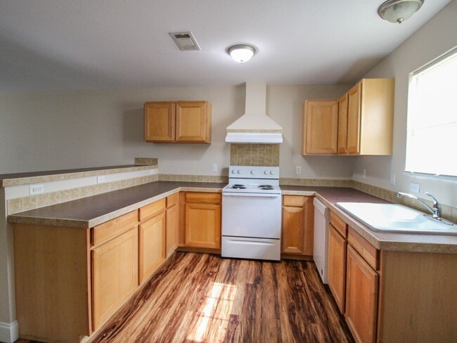 Building Photo - 123 Meadows Ln