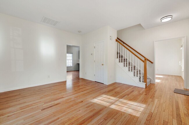 Building Photo - Renovated 4 bed/2.5 bath in Chapel Hill/Carrboro city school district!