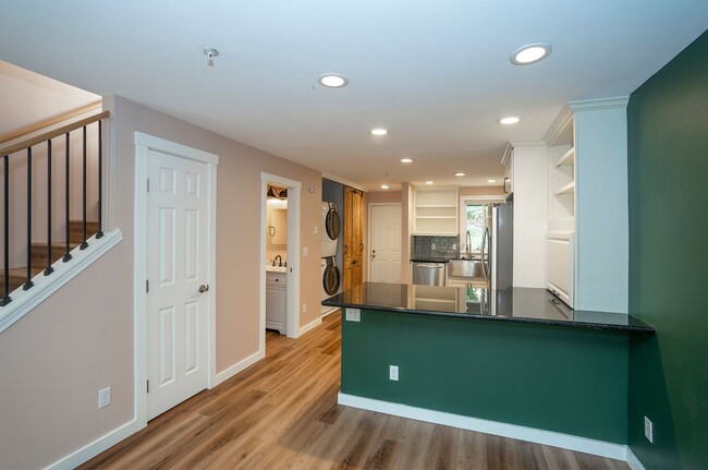 Building Photo - Wonderful 2-bedroom Townhome Style in Both...