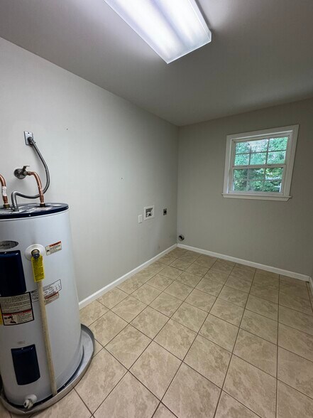 Building Photo - 224 Brookside Dr