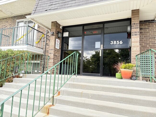 Building Photo - 3856 S Parkway Dr