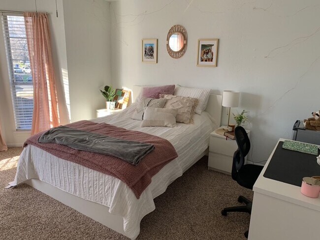 Building Photo - Updated Baylor Furnished Condo