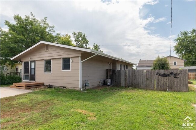 Primary Photo - 2807 W Maxwell Ave