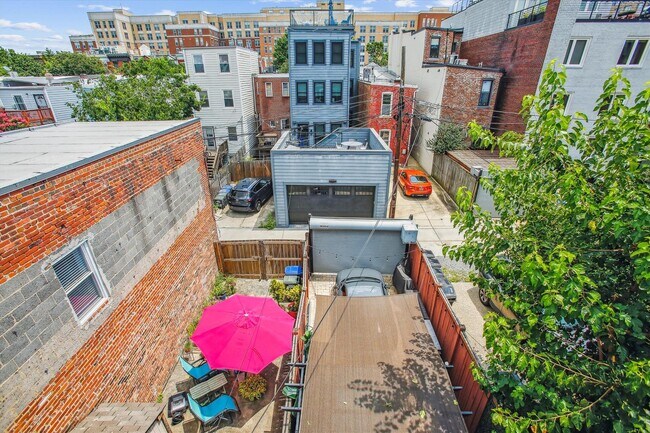 Building Photo - 2 BED PLUS DEN!!! * Fully Furnished and Fa...